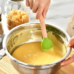 Espátula de silicona verde con mango de madera para repostería y comida de bebé
