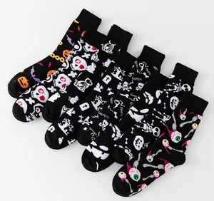 Detailansicht verschiedener Halloween-Socken mit gruseligen Mustern und Motiven.