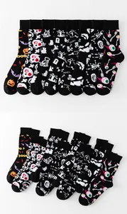 Detaillierte Sammlung schwarzer Halloween-Socken mit Kürbis- und Totenkopfmustern.