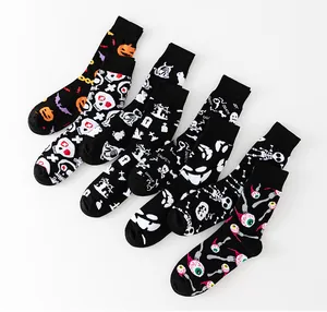 Set mit Halloween Socken mit Kürbis- Totenkopf- Geist- und Augenapfel-Mustern