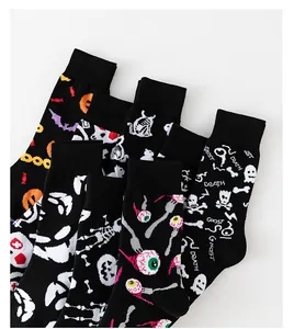 Nahaufnahme von Halloween-Socken mit verschiedenen gruseligen Skelett- und Geistmustern