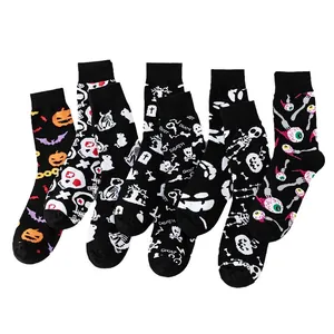 Detaillierte Ansicht von Halloween-Socken mit Kürbis- und Totenkopfmustern für Herren.