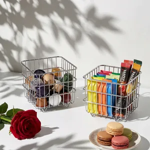 Panier de rangement carré en métal argenté pour organiser les collations et capsules de café