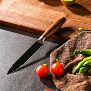 Edelstahl-Schälmesser mit schwarz beschichteter Klinge und ergonomischem Holzgriff.