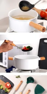 Primer plano de utensilios de cocina de silicona resistentes al calor con mangos de madera.