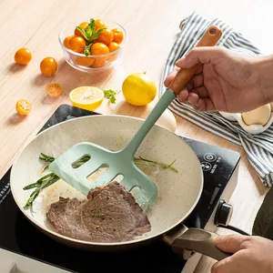 Espátula ranurada de silicona verde resistente al calor con mango de madera para carne