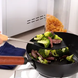Espátula de silicona resistente al calor para cocinar carne y brócoli en un wok