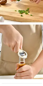 Detailweergave van keukengereedschapset met kruidenschaar en flessenopener functie