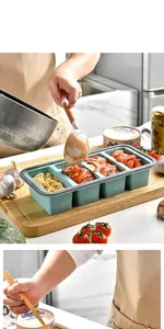 Gros plan d'un bac de stockage alimentaire en silicone à 4 compartiments pour repas