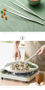 Vue détaillée de la pince de cuisine en inox retournant des champignons dans une poêle