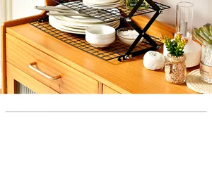 Detalle de un estante de almacenamiento de cocina negro apilable en encimera de madera