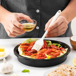 Λευκό πινέλο λαδιού σιλικόνης για επάλειψη καραβίδων σε ρεαλιστικό σκηνικό κουζίνας.