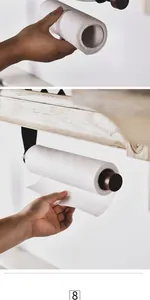 Detailansicht eines magnetischen Küchenrollenhalters unter einem weißen Holzregal montiert