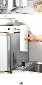 Detailansicht eines magnetischen Edelstahl-Küchenrollenhalters an einem Kühlschrank