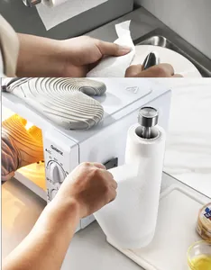 Magnetischer Küchenrollenhalter zur Wandmontage, installiert an einer Mikrowelle.