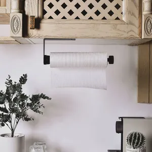 Moderner schwarzer Küchenrollenhalter zur Wandmontage unter einem Küchenschrank aus Holz