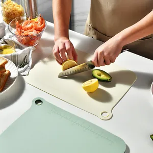Taglieri in plastica appesi con anello e scale di misurazione per uso domestico