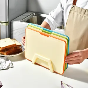 Set di 3 taglieri in plastica categorizzati con pratico supporto per la conservazione in cucina