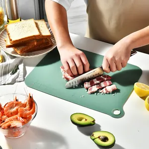 Tagliere in plastica verde con foro per appendere e scala graduata per la cucina