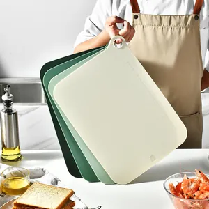 Set di 4 taglieri in plastica con foro per appendere e scala di misurazione incisa sui bordi