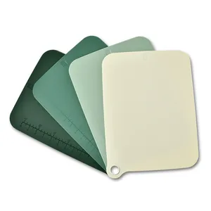 Set di 4 taglieri in plastica in tonalità di verde con foro per appendere e righello