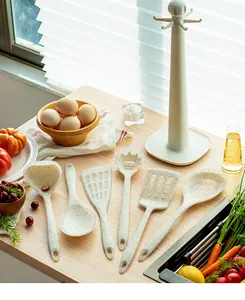 Vista dettagliata del set di 7 utensili da cucina in silicone puntinato in una cucina luminosa