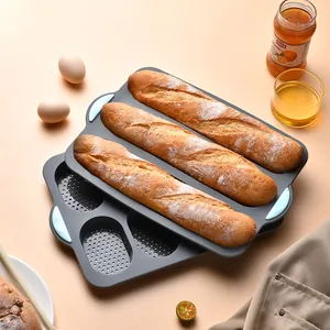 Stampo per baguette in silicone a 3 fori con pane fresco in un ambiente caldo da colazione