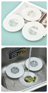 Detailweergave van de 13cm witte TPR spoelbakfilter in gebruik in een roestvrijstalen bak