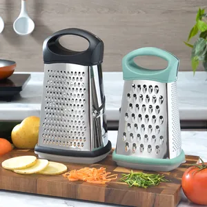 Rallador de queso de 4 caras de acero inoxidable para verduras en escena de cocina