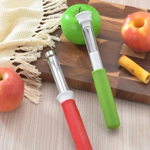 Rvs appelboor en 2-in-1 fruitdunschiller gereedschapsset op een houten snijplank in de keuken