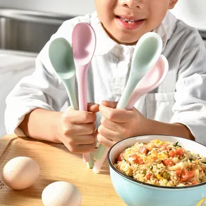 Zachte siliconen babyvoedingslepels in pastelkleuren, ideaal voor baby's en peuters