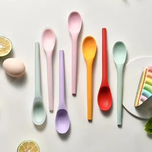 Kleurrijke siliconen lepels set voor babyvoeding of salades in vrolijke snoepkleuren