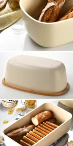 Vista detallada de una gran panera de estilo nórdico con tapa de madera y pan fresco