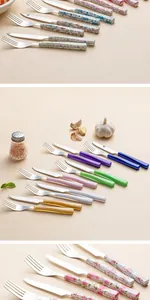 Varietà di set di coltelli e forchette da bistecca in acciaio inox con manici colorati