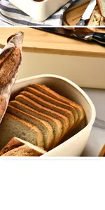 Detalle de una caja de pan color crema con rebanadas de pan fresco en el interior