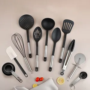 Ensemble complet de 19 ustensiles de cuisine en nylon noir avec poignées en inox.