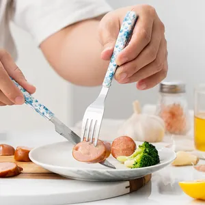Set di posate in acciaio inox con manico floreale per coltello da bistecca e forchetta