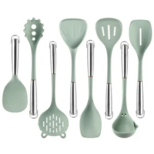 Ensemble de 8 ustensiles de cuisine en silicone vert sauge et acier inoxydable
