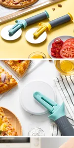 Détail de la roulette à pizza en acier inoxydable avec couvercle et poignée ergonomique