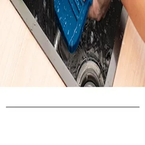 Dettaglio di un tappetino drenante in silicone blu impermeabile sciacquato in un lavandino