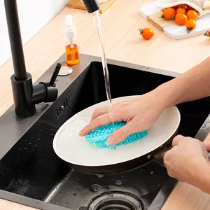 Multifunctionele blauwe siliconen borstel voor efficiënte keukenreiniging in de gootsteen.