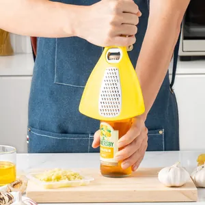 Strumento da cucina manuale multifunzionale giallo per aprire bottiglie e grattugiare