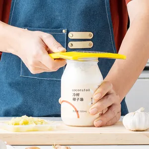Apribottiglie e grattugia multifunzione giallo ergonomico in scena cucina domestica