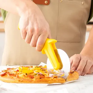 Coupe-pizza en acier inoxydable avec poignée en plastique jaune pour usage professionnel.
