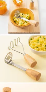 Detailansicht eines Kartoffelstampfers aus Edelstahl mit stehendem Holzgriff