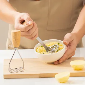 Manueller Kartoffelstampfer aus Edelstahl mit ergonomischem Holzgriff für Babynahrung