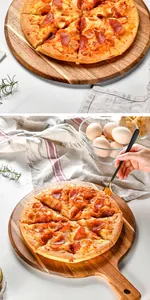 Close-up van een rustieke massief houten pizzaplank met een vers gebakken pizza