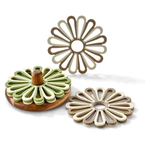 Set di sottopentola in silicone bicolore a forma di petalo con base in legno massello