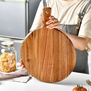 Hoogwaardige ronde massief houten pizzaplank met handvat voor het serveren van steaks en snacks
