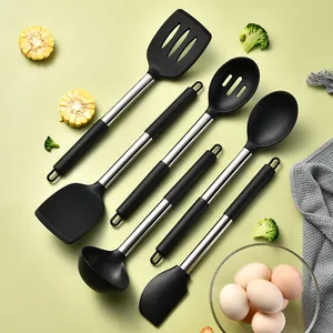 Une vue de dessus d'ustensiles de cuisine en silicone noir avec manches en inox.